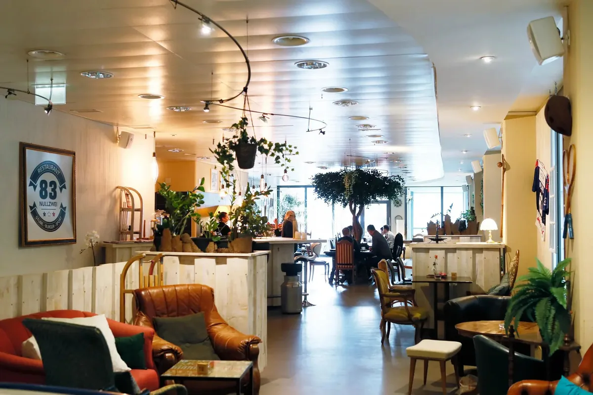 MAn sieht das Restaurant 83 Nullzwei.